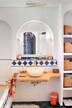 Badezimmer mit Dusche und Badwanne - 