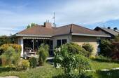 Südansicht - Freistehender Walmdachbungalow mit Garage