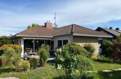 Südansicht - Freistehender Walmdachbungalow mit Garage