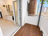 Küche mit Balkonzugang - Modernisierte 3-Zimmer-Wohnung mit Balkon, Einbauküche & Tageslichtbad