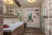 modernes Duschbad - 