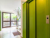 Personenaufzug mit Treppe und weiterem Eingangsbereich - 