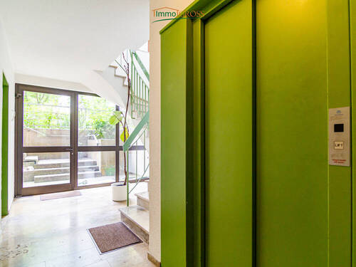 Personenaufzug mit Treppe und weiterem Eingangsbereich - 