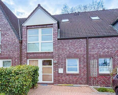 Ansicht vorne - Großzügiges Mittelreihenhaus in zentraler Lage von Großhansdorf