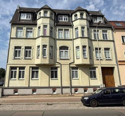Hausansicht - 4 Raumwohnung mit Balkon und Garage