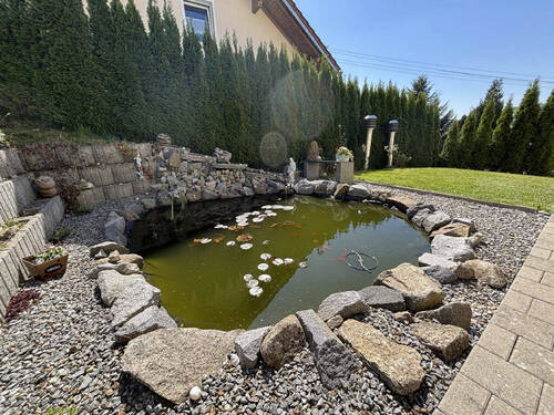 Teich mit Wasserlauf - 