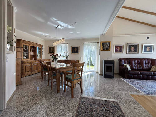 großzügiger Wohnbereich - 