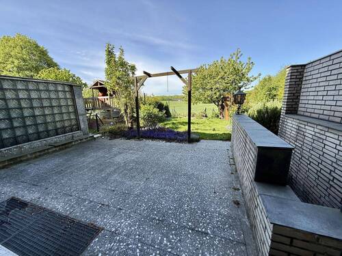 Terrasse mit Blick aufs Feld - 