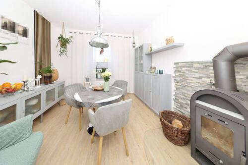 Esszimmer mit Kaminofen - 