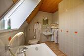 Badezimmer im Dachgeschoss - 