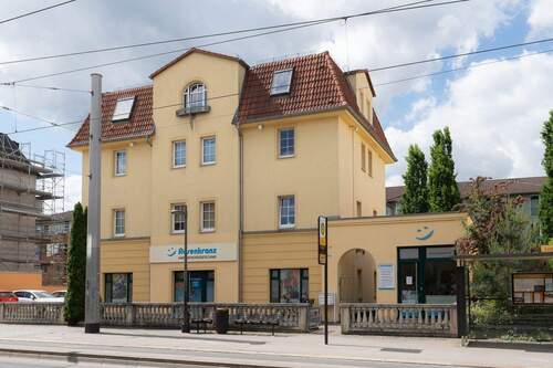 Außenansicht - Top Lage, ebenerdiger Laden - Werkstatt - Verkaufsflächen mit Parkflächen.