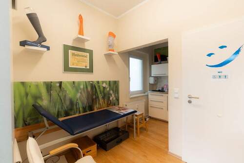 Eingangsbereich-Nebengelass - 5 Zimmer Büro in Dresden