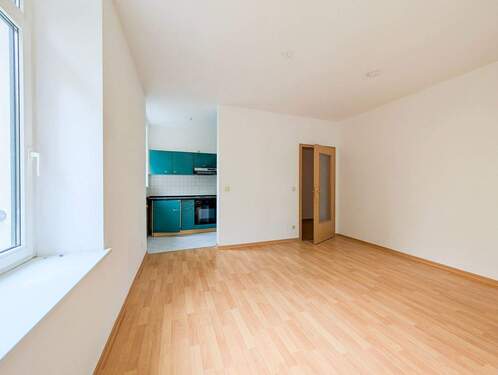 offenes Wohnzimmer mit EBK - 2 Zimmer Etagenwohnung zur Miete in Leipzig
