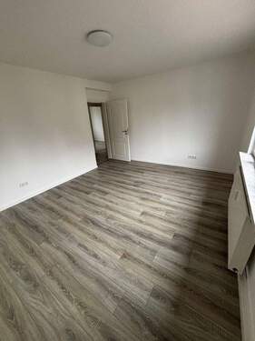 Wohnzimmer - Erstbezug nach Renovierung! Helle 2-Zimmerwohnung m. gr. Wohnküche + Duschbad