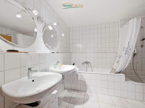 Großes Badezimmer mit Badewanne - 