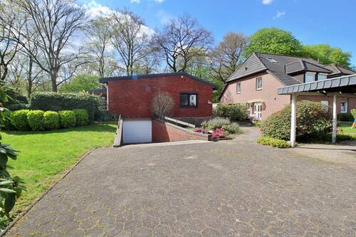 Garageneinfahrt und Stellplatz - 