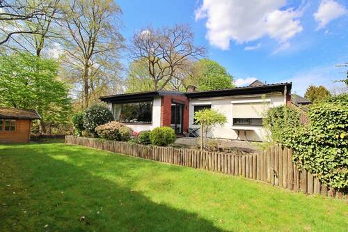 Blick aufs Haus mit Sonnenterrasse - Ebenerdig plus Souterraint - Bungalow - Familienidyll - Sonniger Garten rund ums Haus, Garage & Carport.
