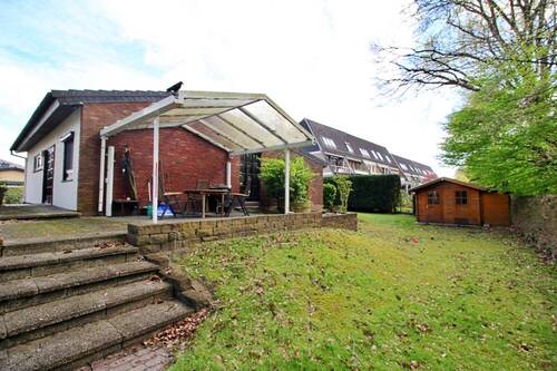 Hausblick mit Garten und Gartenhaus - 