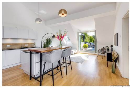 Offener Wohnbereich - STILVOLL WOHNEN - DACHTERRASSEN-OASE MIT ABSOLUTER PRIVATSPHÄRE IM SCHÖNEN TRUDERING