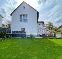 RESERVIERT: Smarthome: Hightech trifft Wohnkomfort, komplett sanierte DHH mit Garten, zwei Garagen in Langenzenn