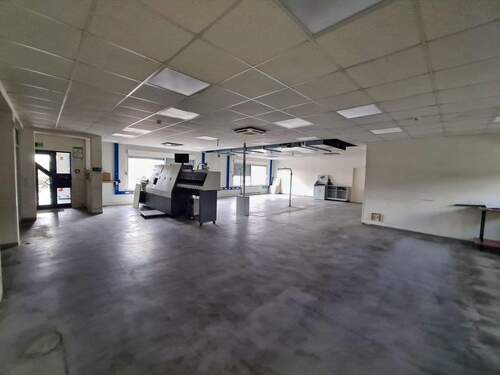 Halle Gebäude links - 