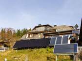 Photovoltaikanlagen hinter dem Haus - 