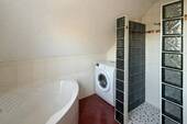 Badezimmer mit Wanne u. Dusche - 