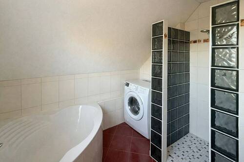 Badezimmer mit Wanne u. Dusche - 