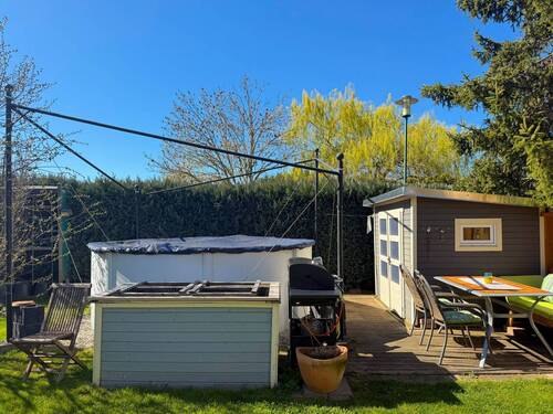 Aufstellpool und Gartenhaus - 