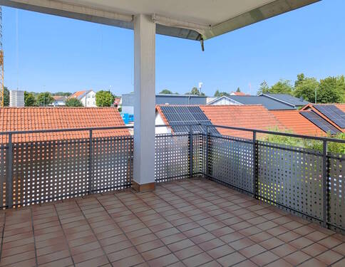9 m² großer, überdachter Balkon - 