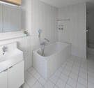 Badezimmer mit Badewanne - 