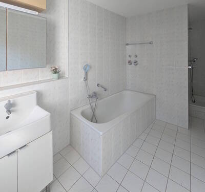 Badezimmer mit Badewanne - 