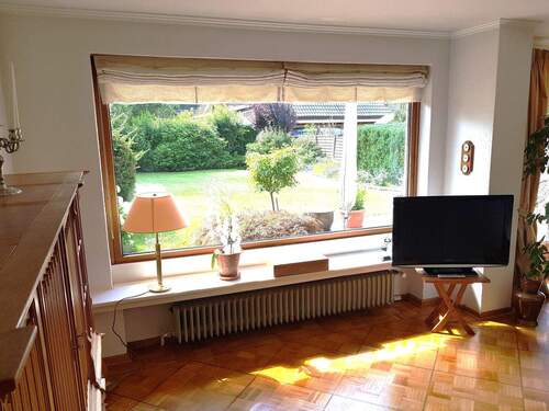 Wohnzimmer mit Ausblick in den Garten - 