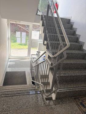 Treppenhaus mit Eingangstür - 