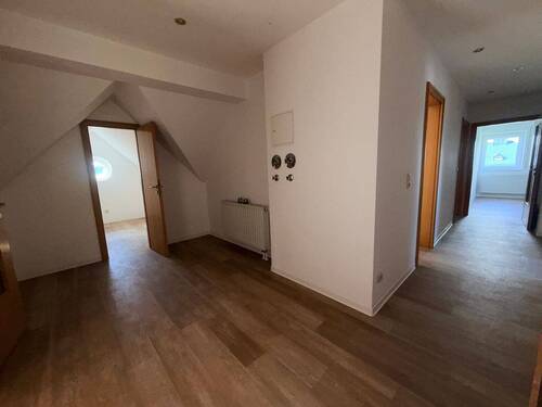 Flur groß.jpg - 3 Zimmer Etagenwohnung in Bergen
