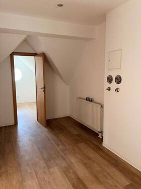 Flur - Etagenwohnung mit 98,00 m&sup2; in Bergen zur Miete