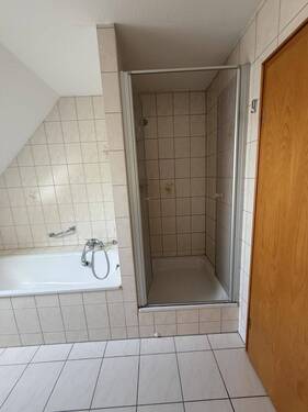 Badewanne und Dusche - 
