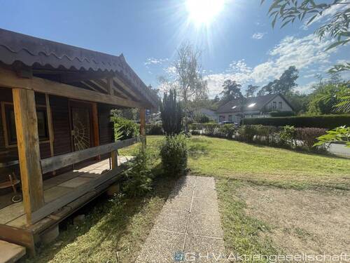 Gartrenansicht mit Gartenhaus - 