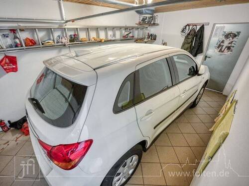 Garage mit dahinter liegender Werkstatt - 