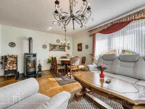 großzügiges Wohn- und Esszimmer - Einfamilienhaus mit 130,70 m&sup2; in Detern zum Kaufen