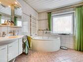 Tageslichtbad mit Badewanne... - 