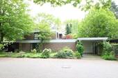 Bild - Zentral gelegenes, zweigeschossiges Wohnhaus mit Keller, Garage sowie Carport und schönem Garten