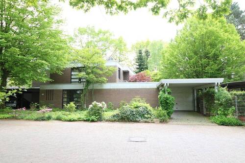 Bild - Zentral gelegenes, zweigeschossiges Wohnhaus mit Keller, Garage sowie Carport und schönem Garten