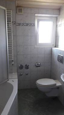 Bad 1. OG li - 1 Zimmer Mehrfamilienhaus, Wohnhaus in Püttlingen
