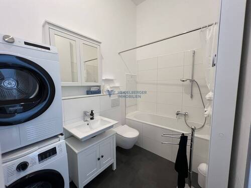 Badezimmer mit Badewanne - 