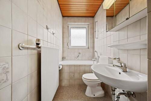 Bad mit Wanne im EG - 