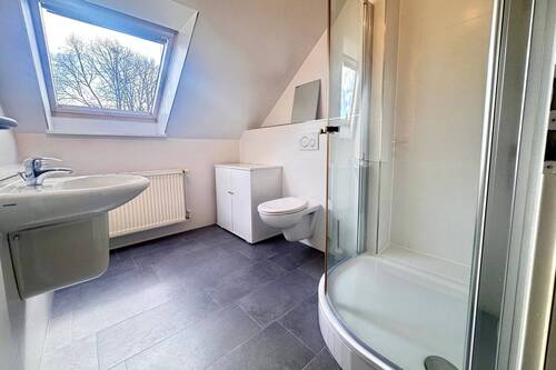 Badezimmer im Dachgeschoss - 