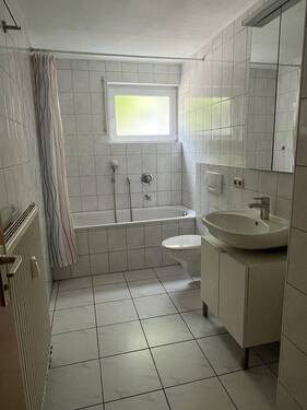 Bad - 2 Zimmer Etagenwohnung in Stuttgart-Untertürkheim
