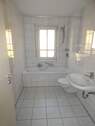 Tageslichtbad mit Wanne - 