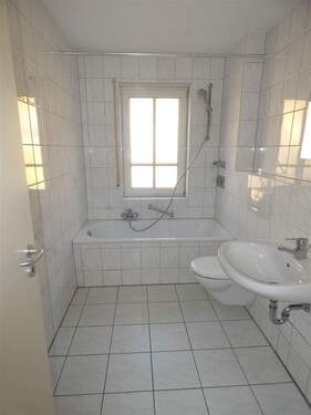 Tageslichtbad mit Wanne - 